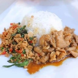 กะเพราหน้าใหญ่ by คิท เช่น รวย - บ้านสร้างแก้ว
