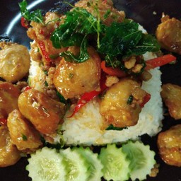 ข้าวราดกะเพราลูกชิ้นเอ็นหมู