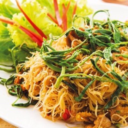 เส้นหมี่ผัดกระเฉด