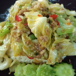 ข้าวราดกะหล่ำปลีผัดหมูสับ