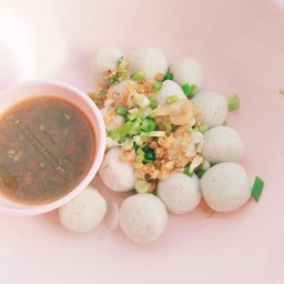ลูกชิ้นปลาแท้ลวกจิ้มพร้อมน้ำจิ้มซีฟู้ด