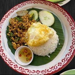 ข้าวกะเพราถาดไก่