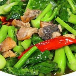 คะน้าปลาอินทรีย์เค็ม