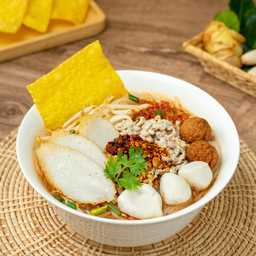 ก๋วยเตี๋ยวต้มยำลูกชิ้นปลา