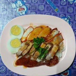 ข้าวหมูกรอบหมูแดง