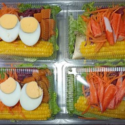 สลัดผักผลไม้ หน้าไข่,ปูอัด