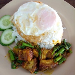 เครื่องแกงหมูกรอบราดข้าว