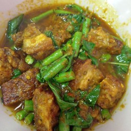 เครื่องแกงหมูกรอบเป็นกับข้าว
