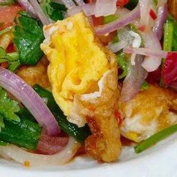 ข้าวราดยำไข่ดาว