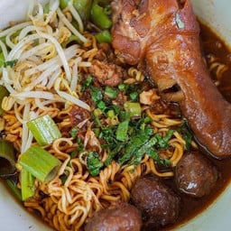 ก๋วยเตี๋ยวเรือ บังยี -