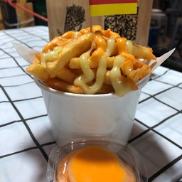 เฟรนช์ฟรายเด็กคอน ราดชีสเขย่าผงฟรี ตลาดเที่ยงคืน