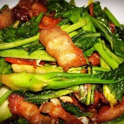 ผัดคะน้าหมูกรอบ