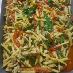 ข้าวผัดกะเพราหน่อไม้