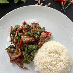 ข้าวกะเพราเนื้อโคขุนสไลด์