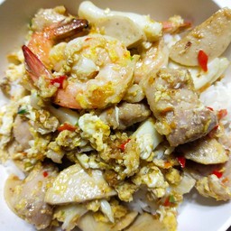 ผัด รวม ไข่คลุก ราดข้าว