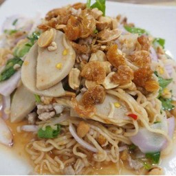 ผัดมาม่าหมูยอ