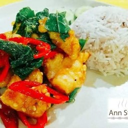 ข้าวปลาดอลลี่กรอบกะเพรา