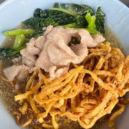 ราดหน้าบะหมี่เหลืองกรอบหมู