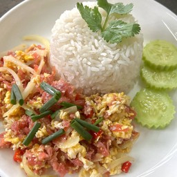 ข้าวราดแหนมคั่วไข่