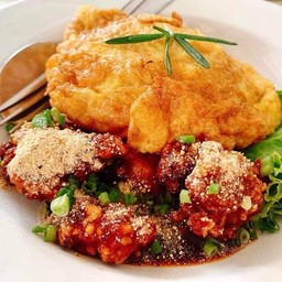 ข้าวไก่กรอบซอสจิ้มแจ่ว