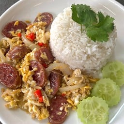 ข้าวราดกุนเชียงคั่วไข่