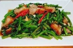 ผัดผักบุ้งหมูกรอบ