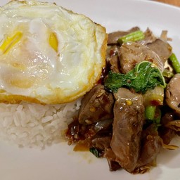 กระเพราเครื่องในไก่รวมมิตร