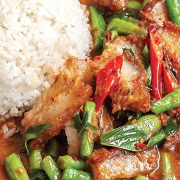 ผัดพริกแกงราดข้าว