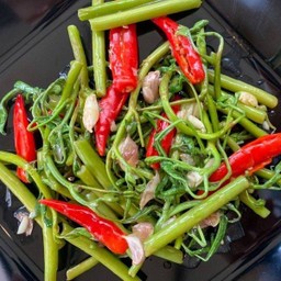 ผัดกระเฉดไฟแดง