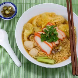 ชายสี่ บะหมี่เกี๊ยว ร่มโพธิ์ทอง