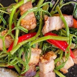 ผัดกระเฉดไฟแดงหมูกรอบ