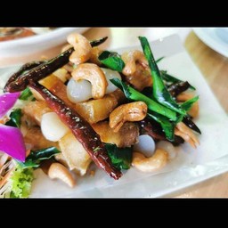 หมูสามชั้นทอดใบมะกรูด