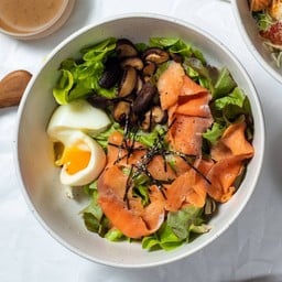 สลัดแซลมอนรมควันซอสงาญี่ปุ่น