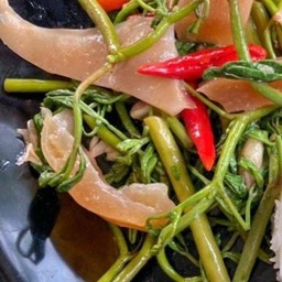 ผัดกระเฉดไฟแดงปลาหมึกกรอบ