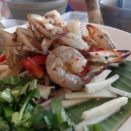 ยำปูม้ากุ้งสด