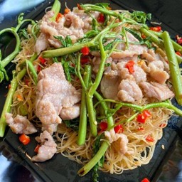 หมี่ผัดกระเฉดหมู