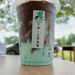 กาเเฟ ตาเจี๊ยบ หน้าหมู่บ้านเอเวอร์แลนด์