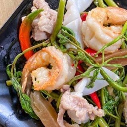 ผัดกระเฉดไฟแดงทะเล