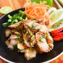 ยําวุ้นเส้นคอหมูย่าง