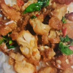 กระเพราไก่กรอบราดข้าว