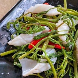 ผัดกระเฉดไฟแดงปลาหมึก