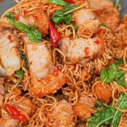 มาม่าผัดกะเพราหมูกรอบ