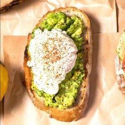 ขนมปังอะโวคาโดไข่ดาวน้ำ