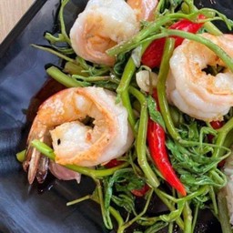 ผัดกระเฉดไฟแดงกุ้ง