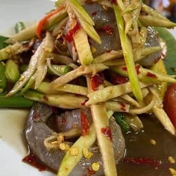 ยำมะม่วงปูม้ากุ้งสด