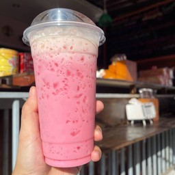 นมชมพูเย็น น้ำที่ร้านไม่มีส่วนผสมของน้ำตาลนะคะ ใช้นมข้นล้วนคะ