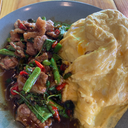 กระเพราเนื้อไข่ข้นราดข้าว