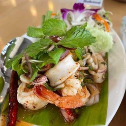 ลาบรวมมิตรทะเล