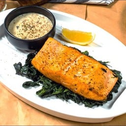 เสต็กแซลมอน พร้อมซอสเห็ด