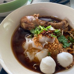 ก๋วยเตี๋ยวเส้นใหญ่ น่องไก่-ลูกชิ้น